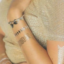 Hermosos y femeninos tatuajes dorados permanentes