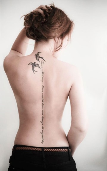 tatuajes en la espina dorsal con frase