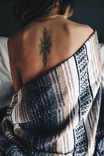 tatuajes en la espina dorsal flechas