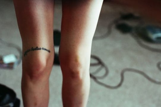 tatuajes en la rodilla para mujer con frase