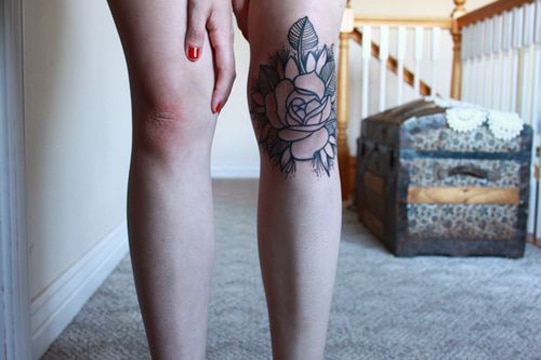 tatuajes en la rodilla para mujer con rosa