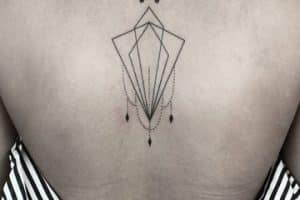 tatuajes geometricos minimalistas en espalda