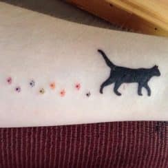 Coquetos y simbolicos tatuajes huellas de gato