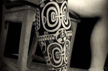 Vigorosos tatuajes maories en la pierna tipo tribal