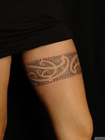 tatuajes maories en la pierna tipo brazalete