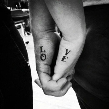 tatuajes minimalistas para parejas en mano