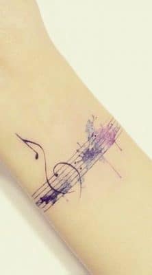 tatuajes con notas musicales en pentagrama