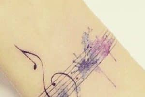 tatuajes con notas musicales en pentagrama