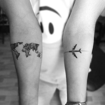 Ideas de tatuajes de aviones pequeños que simbolizan viajar