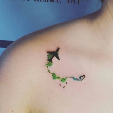 tatuajes de aviones pequeños en hombro