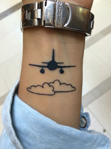 tatuajes de aviones pequeños en muñeca