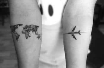 Ideas de tatuajes de aviones pequeños que simbolizan viajar