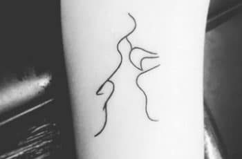 Originales y refinados tatuajes de besos para mujeres