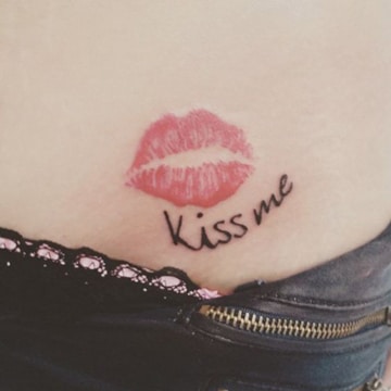 tatuajes de besos para mujeres sexy