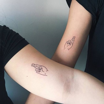 tatuajes de dedos cruzados en brazo