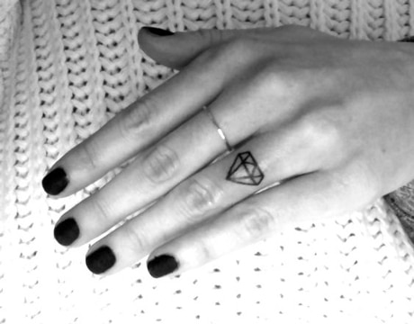 tatuajes de diamantes en la mano color negro