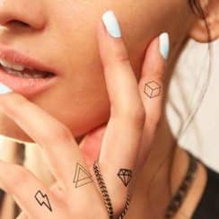 Accesorios de moda los tatuajes de diamantes en la mano