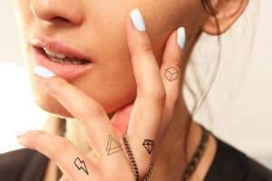 tatuajes de diamantes en la mano lineas finas
