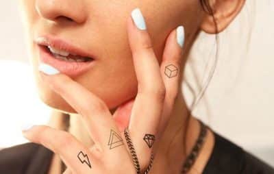 tatuajes de diamantes en la mano lineas finas