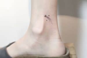 tatuajes de estrellas fugaces discretas