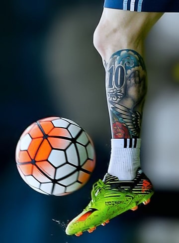 tatuajes de futbol para hombres en piernas