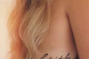tatuajes de letras en las costillas femeninos