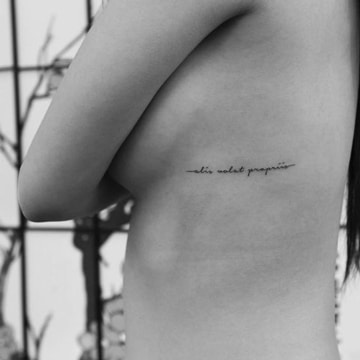 tatuajes de letras en las costillas para mujeres