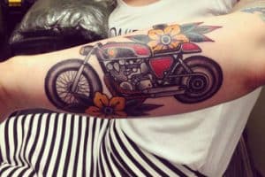 tatuajes de motos para mujeres en brazo
