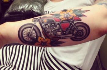Diseños originales de tatuajes de motos para mujeres