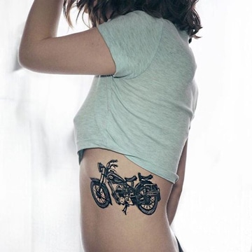 tatuajes de motos para mujeres en cintura