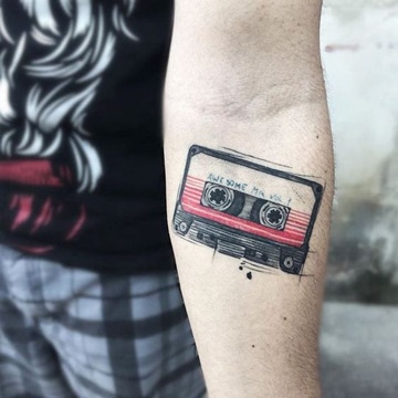 tatuajes de musica en el brazo esyilo retro