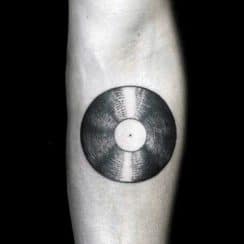 Diversos diseños de tatuajes de musica en el brazo
