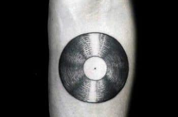 Diversos diseños de tatuajes de musica en el brazo