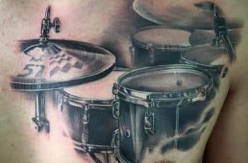 Elegancia de los tatuajes de musica para hombres