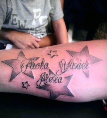tatuajes de nombres con estrellas en brazo
