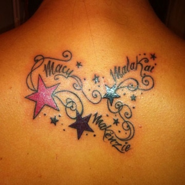 tatuajes de nombres con estrellas en espalda