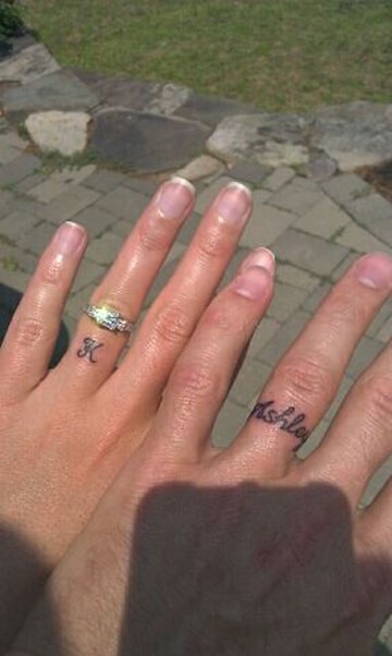 tatuajes de nombres en los dedos bonitos