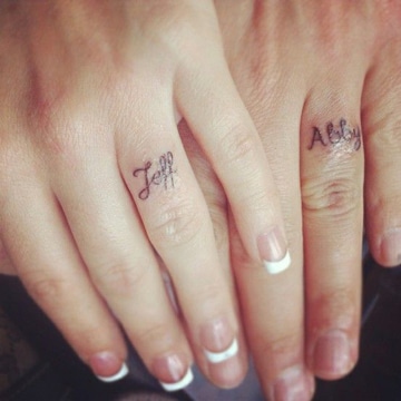 tatuajes de nombres en los dedos delicados