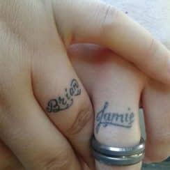 Una variedad singular de tatuajes de nombres en los dedos