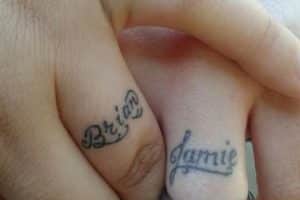 tatuajes de nombres en los dedos novios