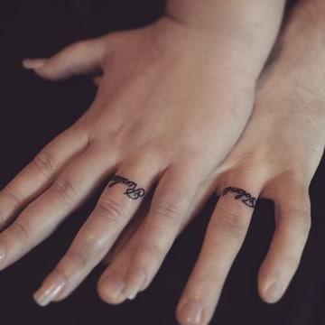 tatuajes de nombres en los dedos sencillos