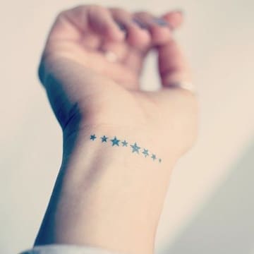 tatuajes del infinito en la muñeca con estrellas