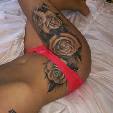 tatuajes en la cadera de mujer con rosas