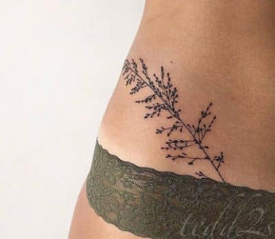 tatuajes en la cadera de mujer sencillos