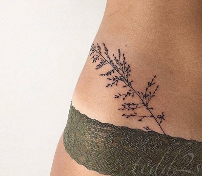 tatuajes en la cadera de mujer sencillos