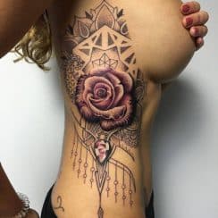 Radiantes y artisticos tatuajes en la cintura mujer