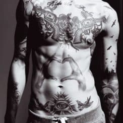 Excentricos diseños de tatuajes en la pelvis hombres