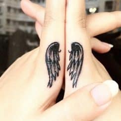 Singulares tatuajes en los dedos de las manos