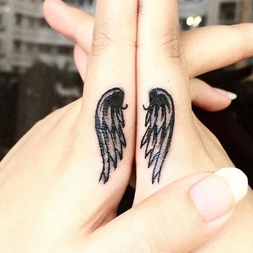 tatuajes en los dedos de las manos de alas