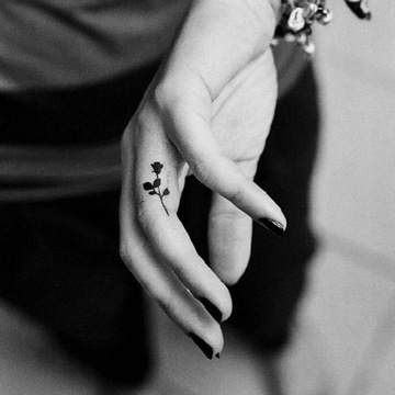 tatuajes en los dedos de las manos delicados